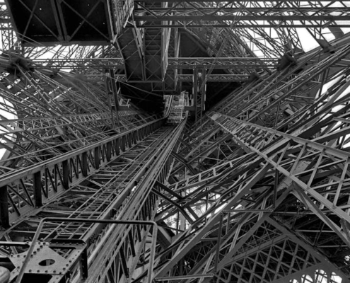 Un escalier de la tour Eiffel vendu comme un trésor !