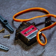 Un micro-robot plus petit qu'un grain de riz pour soigner le cerveau